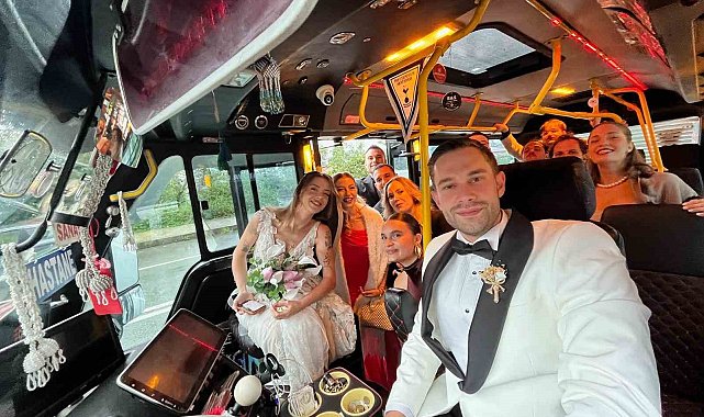 Rize'de gelin damat şehir içi minibüsle düğün salonuna gitti