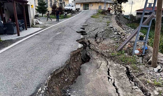 Rize'de heyelan sonrası mahalle sakini korku dolu anları anlattı: "Bir anda her şey bitti, yavaş yavaş sine sine battı buralar"