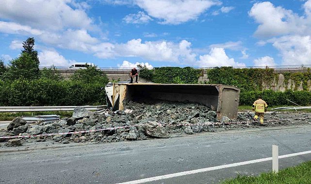 Rize'de kaza yapan kamyona arkadan gelen taş yüklü kamyon çarptı: 3 yaralı