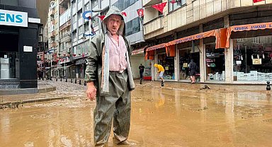 Rize'de Pazar ilçesinde sel suları çekiliyor, iş yerlerinde temizlik çalışmaları başladı