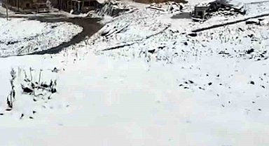Rize'nin yaylalarına Eylül'de kış geldi, 3 bin 100 metre yükseklikte bulunan Tahpur Yaylası beyaza büründü