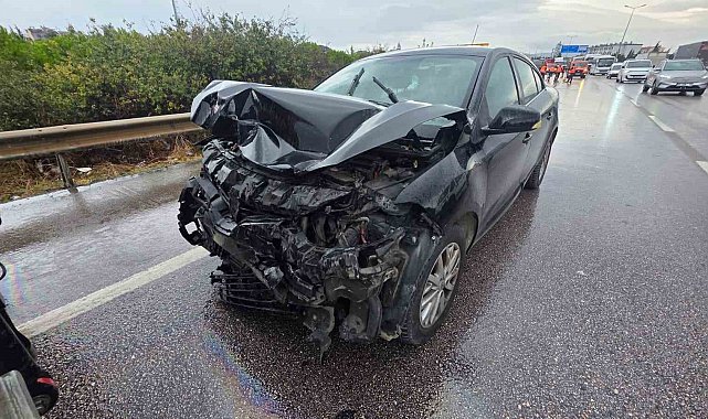 Rüzgar gülü gövdesi taşıyan tıra otomobil arkadan çarptı 4 yaralı