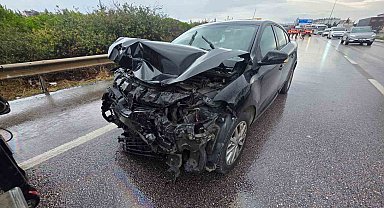 Rüzgar gülü gövdesi taşıyan tıra otomobil arkadan çarptı 4 yaralı