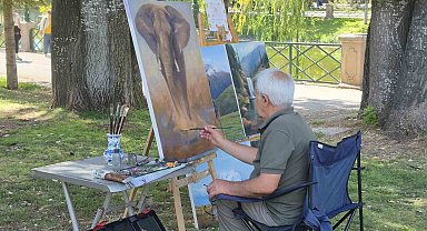 Sadece sergileri gezip resimleri inceleyerek ressam oldu