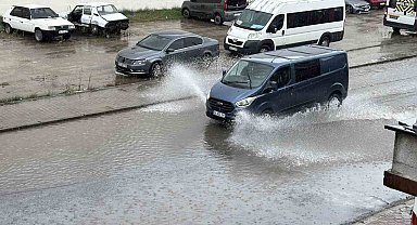 Sağanak yağış yolları gölete çevirdi: Araçlar temkinli ilerledi