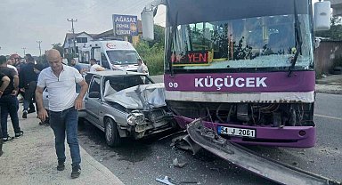 Sakarya'da halk otobüsü ile otomobil çarpıştı: 6 yaralı