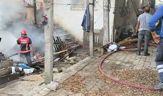 Sakarya'da iki katlı evde çıkan yangın paniğe neden oldu