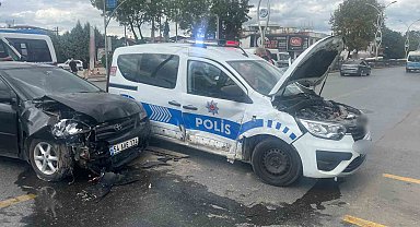 Sakarya'da polis aracı ile otomobil çarpıştı: 2'si polis, 5 yaralı