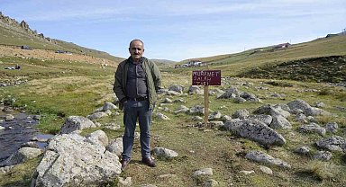 Salah'ın oturduğu taşın yanına konulan tabela ve bank bir gecede kayboldu