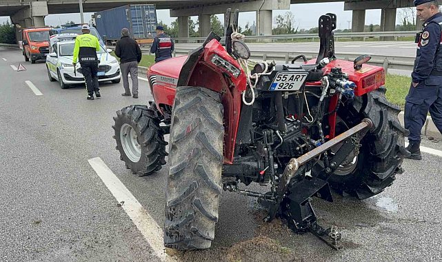 Samsun'da kamyonet traktöre çarptı: Sürücüler yaralandı