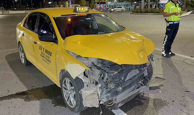 Samsun'da kavşakta iki ticari taksi çarpıştı: 2 yaralı