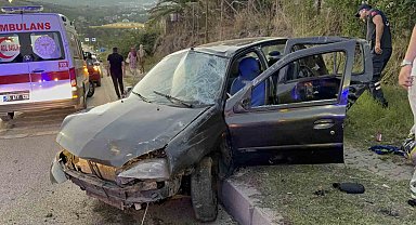 Samsun'da otomobil çöp konteynerine çarptı: 2 yaralı