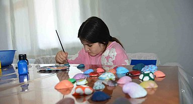 Samsunlu minik Elif Zehra, deniz kabuklarını sanat eserine dönüştürüyor