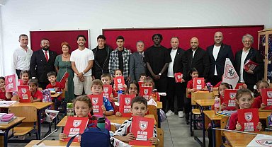 Samsunsporlu futbolculardan ilkokul çocuklarına defter hediyesi