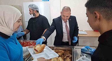 Sarıgöl Milli Eğitim Müdürü pansiyonda kalan öğrencilere yemek dağıttı