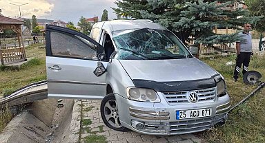 Sarıkamış'ta hafif ticari araç şarampole devrildi: 2 yaralı