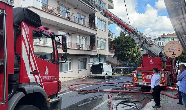 Sarıyer'de korkutan yangın: İki binanın çatısı ile bir araç yandı