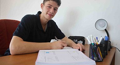 Savaşın ve depremin pes ettiremediği Suriyeli Münir, 3 kardeşiyle paylaştığı odada günde 6 saat ders çalışarak tıp fakültesini kazandı