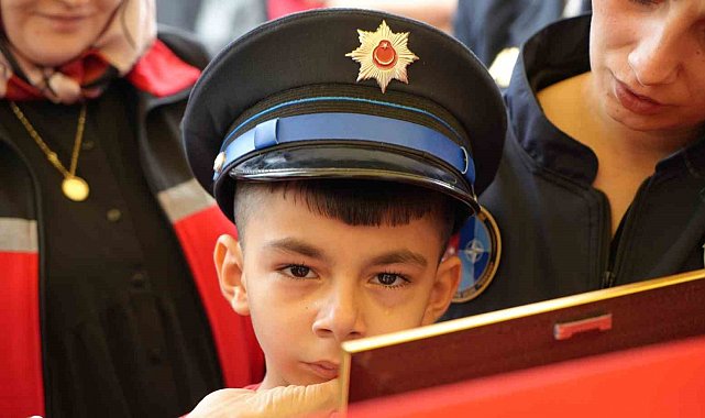 Şehidin eşi ve çocuğundan yürek yakan veda: Babaya son sarılış