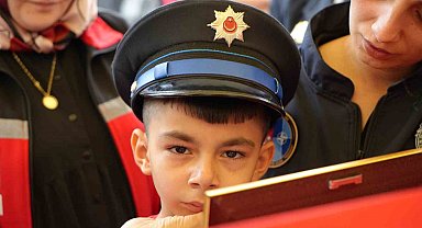 Şehidin eşi ve çocuğundan yürek yakan veda: Babaya son sarılış