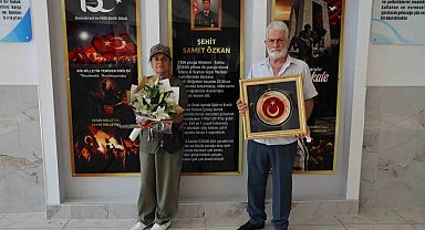 Şehit anne ve babası Türk bayrağıyla okulda