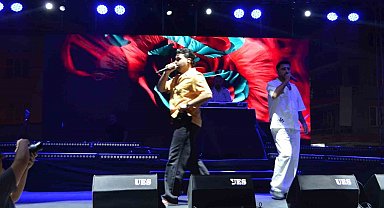 Selendi'de sahne alan Tefo & Seko gençleri coşturdu