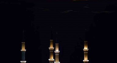 Selimiye Camii, parçalı dolunay manzarasıyla mest etti