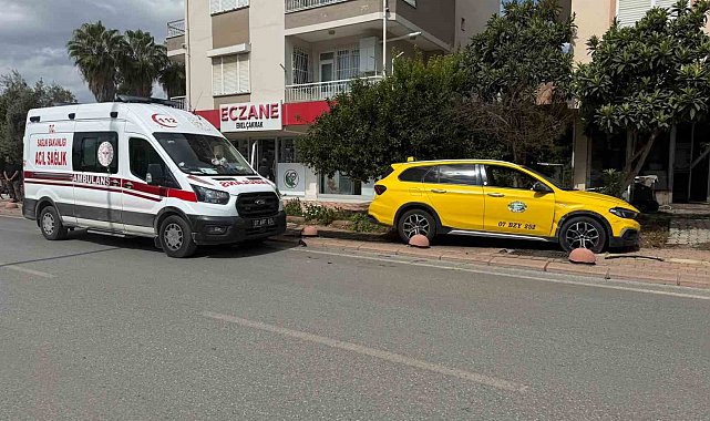 Serik'te taksi ile hafif ticari araç çarpıştı, mahalleli kavşağa önlem alınmasını istedi