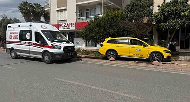 Serik'te taksi ile hafif ticari araç çarpıştı, mahalleli kavşağa önlem alınmasını istedi
