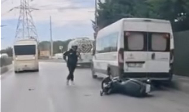 Şerit değiştirirken park halindeki araca ve dolmuşa çarptı: Kaza anı kamerada
