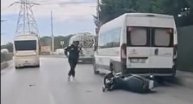 Şerit değiştirirken park halindeki araca ve dolmuşa çarptı: Kaza anı kamerada