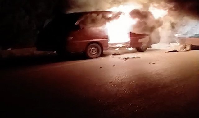 Seyir halindeki minibüs alev alev yandı