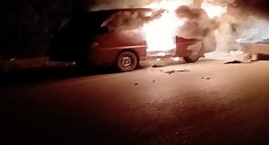 Seyir halindeki minibüs alev alev yandı