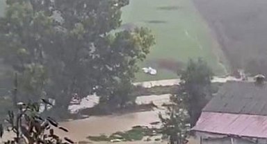 Şiddetli sağanak sele dönüştü: Yol ulaşıma kapandı