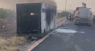 Siirt'te jeneratör taşıyan tır yan yattı, jeneratör alev aldı