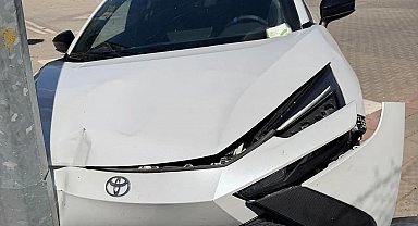 Siirt'te otomobil aydınlatma direğine çarptı