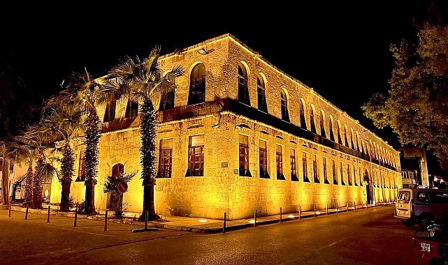 Silifke Hükümet Konağı gece görüntüsüyle ilçeye değer katıyor