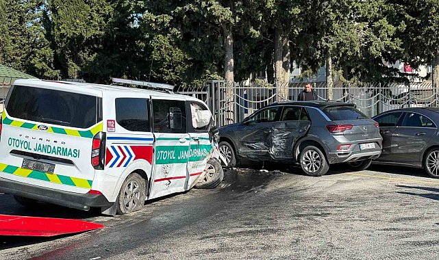 Silivri'de jandarma aracı kazaya karıştı:3 yaralı