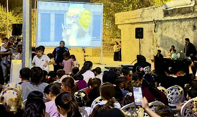 Silopi'de çocuklar için açık hava sineması