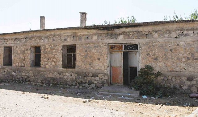 Silopi'de tehlike saçan metruk yapı yıkılıyor