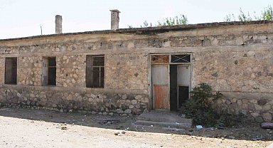 Silopi'de tehlike saçan metruk yapı yıkılıyor