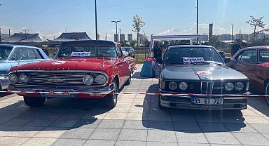 Sincan'da klasik otomobil tutkunları bir araya geldi