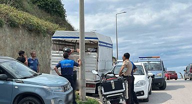 Sinop'ta belediyeye ait tabelayı alan şahıs polis merkezine götürüldü