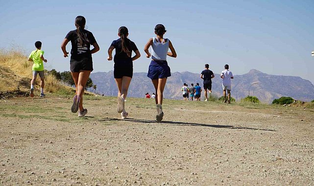 Şırnak'ta 30 ilden gelen 120 sporcu Namaz Dağı eteklerinde koştu