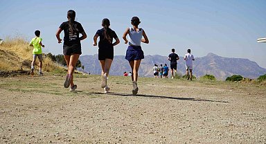 Şırnak'ta 30 ilden gelen 120 sporcu Namaz Dağı eteklerinde koştu