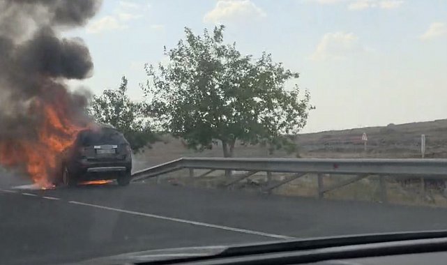 Siverek'te seyir halindeki otomobil alev alev yandı