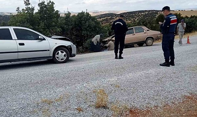 Sivrihisar'da otomobiller kafa kafaya çarpıştı: 1'i ağır 2 yaralı