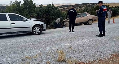 Sivrihisar'da otomobiller kafa kafaya çarpıştı: 1'i ağır 2 yaralı