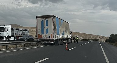 Sivrihisar'da tır bariyerlere çarptı: Şans eseri yaralanan olmadı