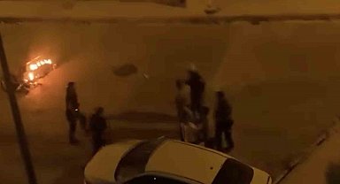 Sokak ortasında motosikletini ateşe verdi